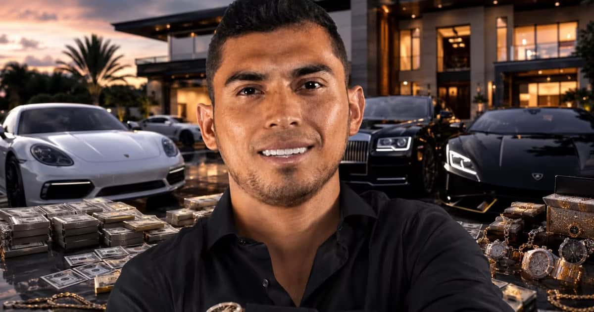 Orbelín Pineda llegó a Rayados y recibió un Volvo EX30 valuado en aproximadamente 730 mil pesos.