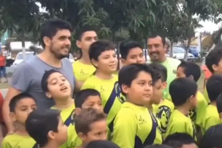 Matute Morales junto a jóvenes futbolistas / FOTO AL-FIL