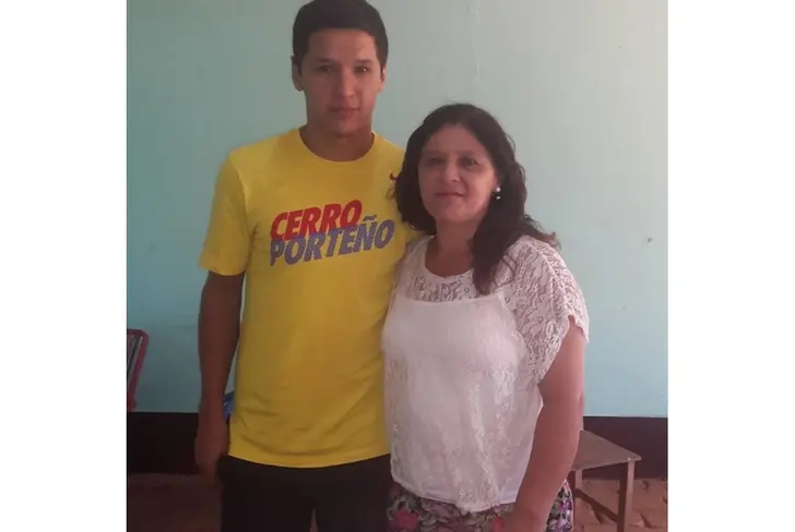 Alex Arce junto a su familia en sus inicios en Paraguay. Fuente: Diario Olé