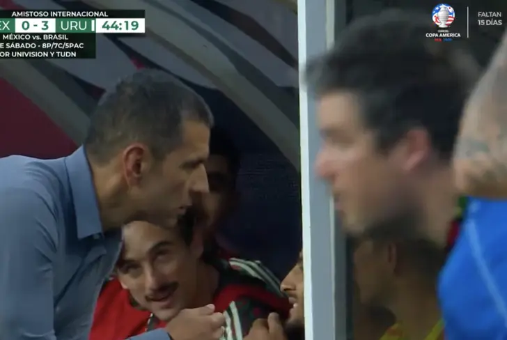 Jordi Cortizo sonriendo en pleno partido en el México vs Uruguay / FOTO TUDN
