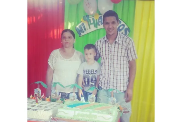 Alex Arce en una humilde fiesta de cumpleaños en Paraguay. Fuente: Diario Olé