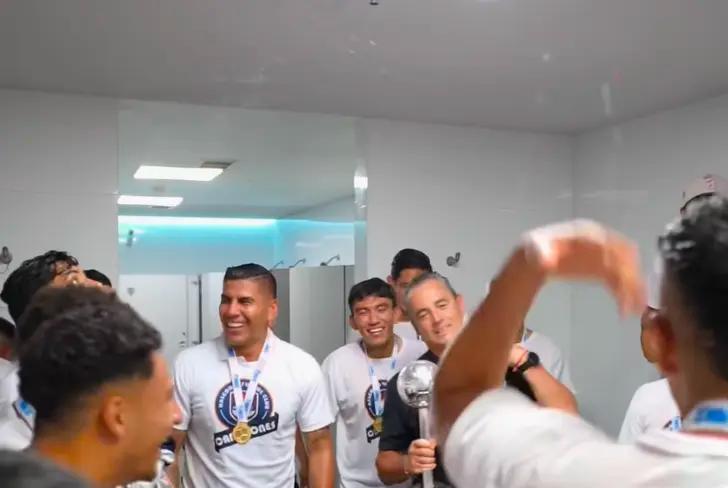 Carlos Salcido festejando título con los Halcones / FOTO INSTAGRAM