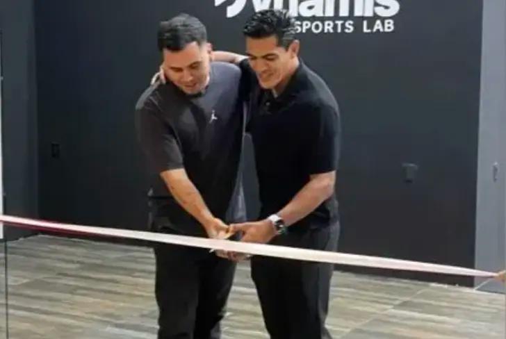 Jesús Sánchez inaugurando su clínica de rehabilitación