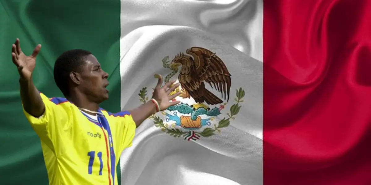 Agustín Delgado junto a la bandera de México / FOTO ELUNIVERSO