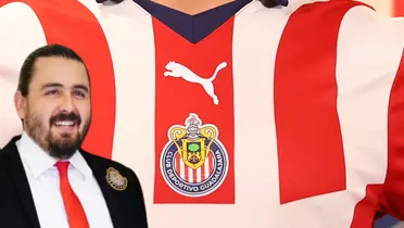 Amaury Vergara junto al escudo de Chivas / FOTO X