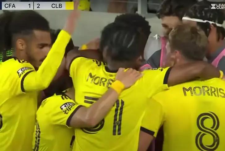 Jugadores celebrando el doblete de Hernández