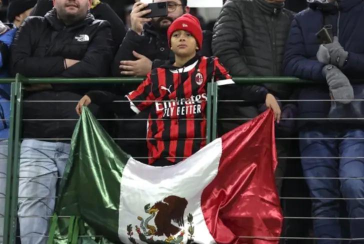 Aficionado del Milán con la bandera de México / FOTO LA GAZZETTA DELLO SPORT