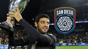 Carlos Vela con trofeo y logo de San Diego/Foto Fox Deportes.