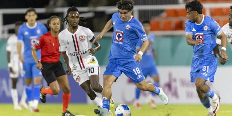 Peor que un estadio del llano en México, así fue el potrero donde jugó Cruz Azul ante Real Hope