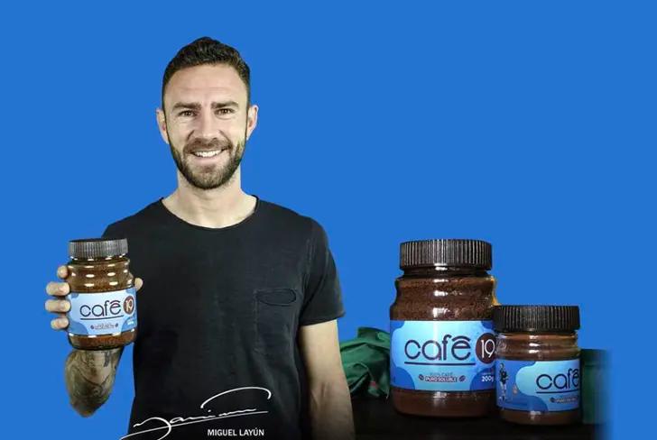 Miguel Layún promocionando su marca de café