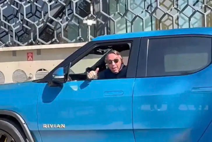 Emilio Azcárraga en su Rivian T1