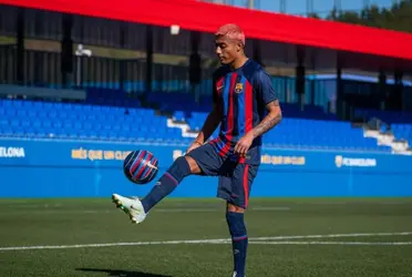El mexicano Julián Araujo ya porta los colores del Barcelona y fue presentado en el Estadio Camp Nou, y su contrato será hasta el 2026.