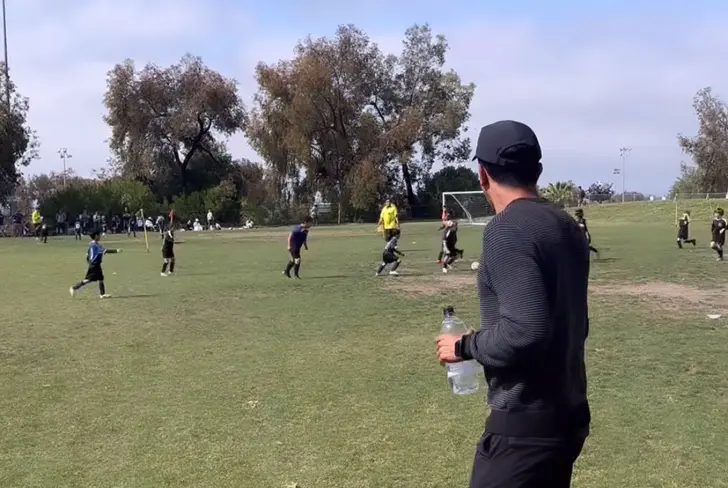 Carlos Vela viendo a su hijo jugar fútbol / FOTO Instagram