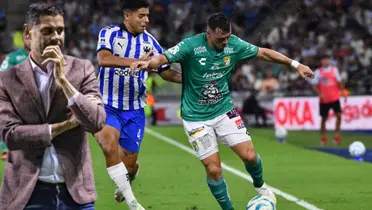 Fernando Hierro y jugadores de Rayados vs León Foto: Fútbol Total