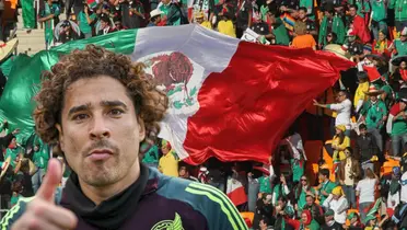 Guillermo Ochoa junto a la bandera de México / FOTO EXPANSIÓN