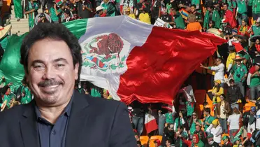 Hugo Sánchez junto a bandera de México / FOTO MARCA