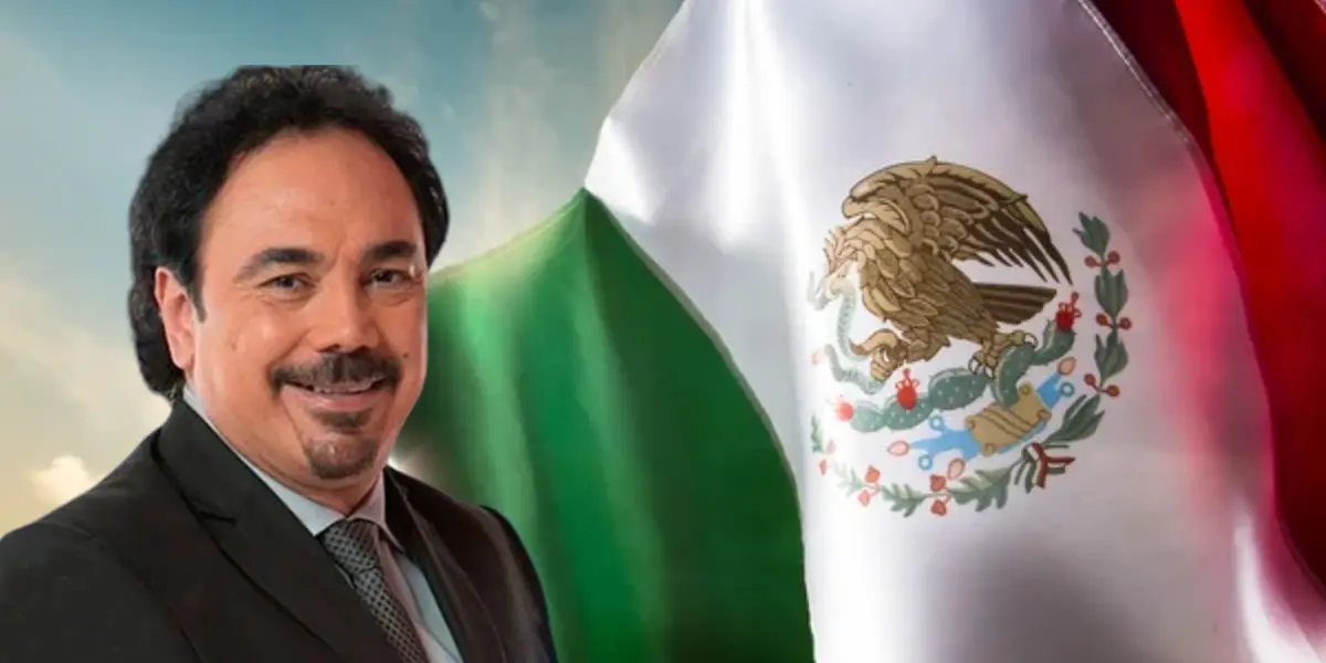 Hugo Sánchez junto a la bandera de México / FOTO SOY FÚTBOL