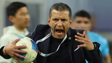 Jaime Lozano enojado en partido con Selección Mexicana. Foto: Mundo Deportivo