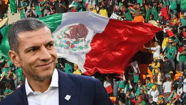 Jaime Lozano junto a la bandera de México / FOTO AFP