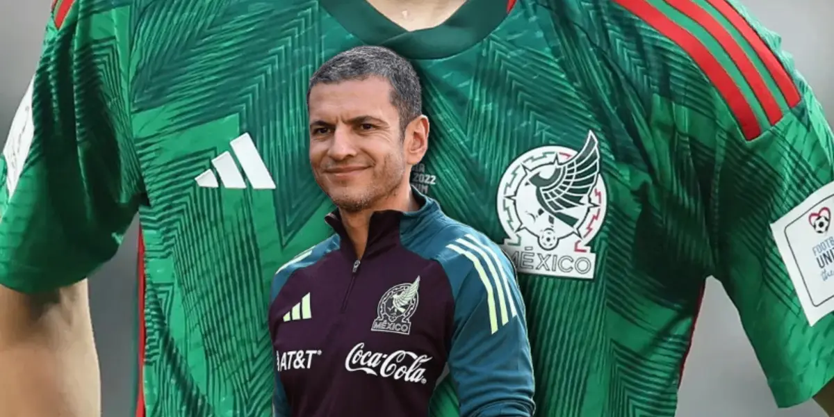 Jaime Lozano y jersey de selección/Foto Juan futbol.