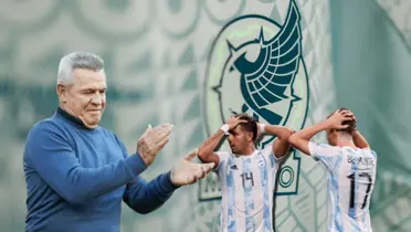 Javier Aguirre aplaudiendo y jugadores de Argentina con manos en la cabeza/ Foto Somos News.