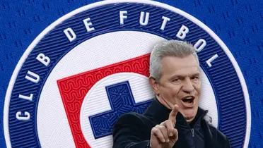 Javier Aguirre diciendo no y logo de Cruz Azul/Foto TUDN Fan Shop.