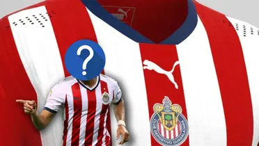 Jersey de Chivas y futbolista con el rostro tapado/ Foto Rebaño Pasión.