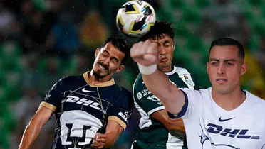 Jugador de Pumas y de Santos disputando balón, foto de TV Azteca