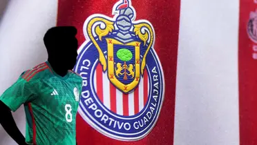 Jugador incógnito de la Selección Mexicana junto al escudo de Chivas / FOTO GETTY IMAGES