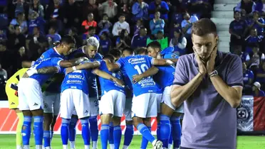 Jugadores de Cruz Azul reunidos y Martín Anselmi/ Foto Periódico Correo.