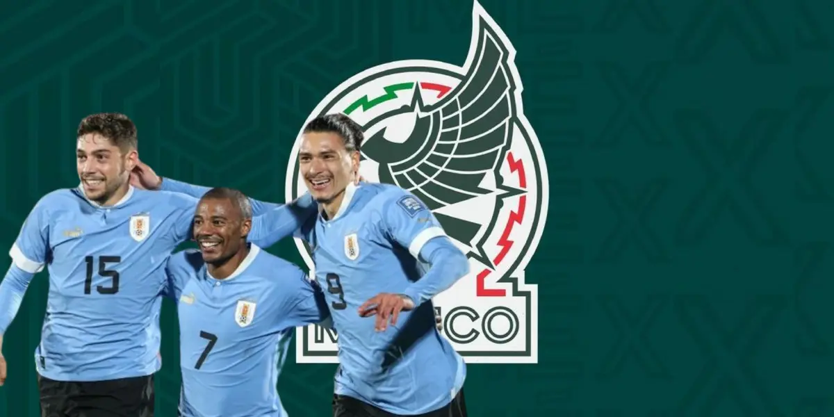 Jugadores de la Selección de Uruguay junto al escudo del Tri