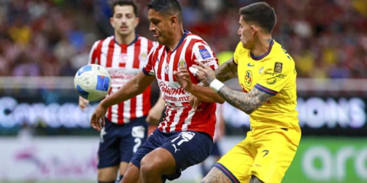 Chivas vs América: El motivo por el que estuvo correcto que no marquen el penal por mano de Luis Romo