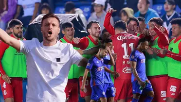 Martín Anselmi con brazos abiertos y jugadores de fútbol/ Foto Club Toluca.