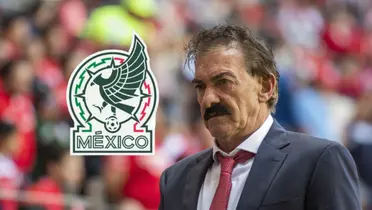 Ricardo La Volpe y logo de Selección Mexicana/Foto Reporte Índigo.
