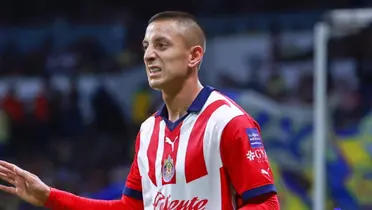 Roberto Alvarado en un Chivas vs América / FOTO FÚTBOL TOTAL