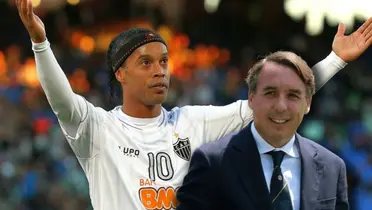 Ronaldinho alzando las manos y Emilio Azcárraga sonriendo/ Foto TVP Sports.