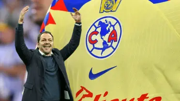 Santiago Baños celebrando y camiseta del América/ Foto La Opinión.