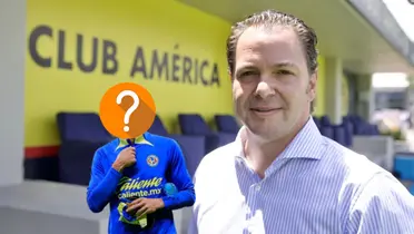 Santiago Baños y jugador del América con rostro tapado/Foto Curso en la Noticia.