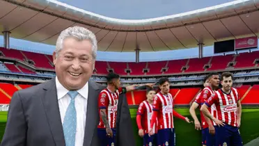 Víctor Manuel Vucetich y jugadores de Chivas/Foto Estadios de México. 