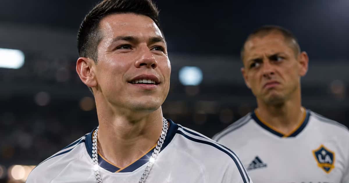 Hirving Lozano posando con la camiseta de LA Galaxy y Chicharito Hernández detrás