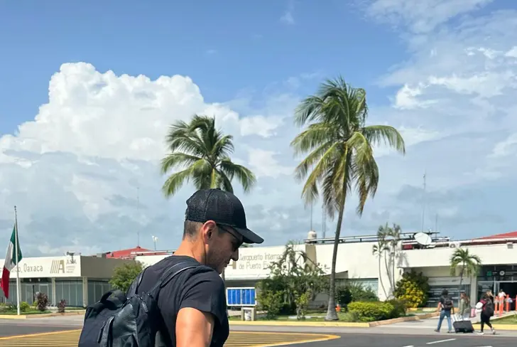 Jaime Lozano en el Aeropuerto Internacional de Puerto Escondido