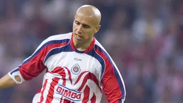 Adolfo Bautista con el jersey de Chivas / FOTO X