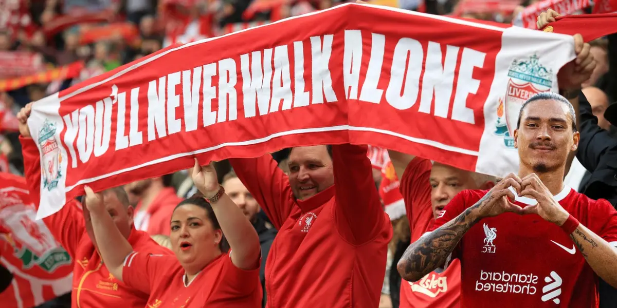 Aficionados del Liverpool con manta del You'll Never Walk Alone. Foto: Sporting News