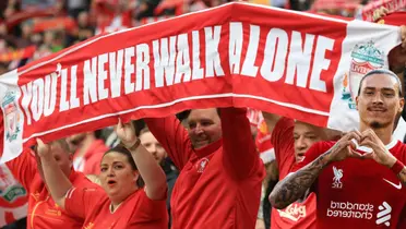 Aficionados del Liverpool con manta del You'll Never Walk Alone. Foto: Sporting News