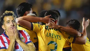 Alan Mozo junto a futbolistas del América / FOTO X