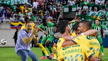 André Jardine celebrando sonriente y jugadores del América abrazados/ Foto Camping World Stadium.