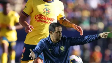 André Jardine señalando y jugador de fondo/Foto Leopoldo Smith y América y ya.