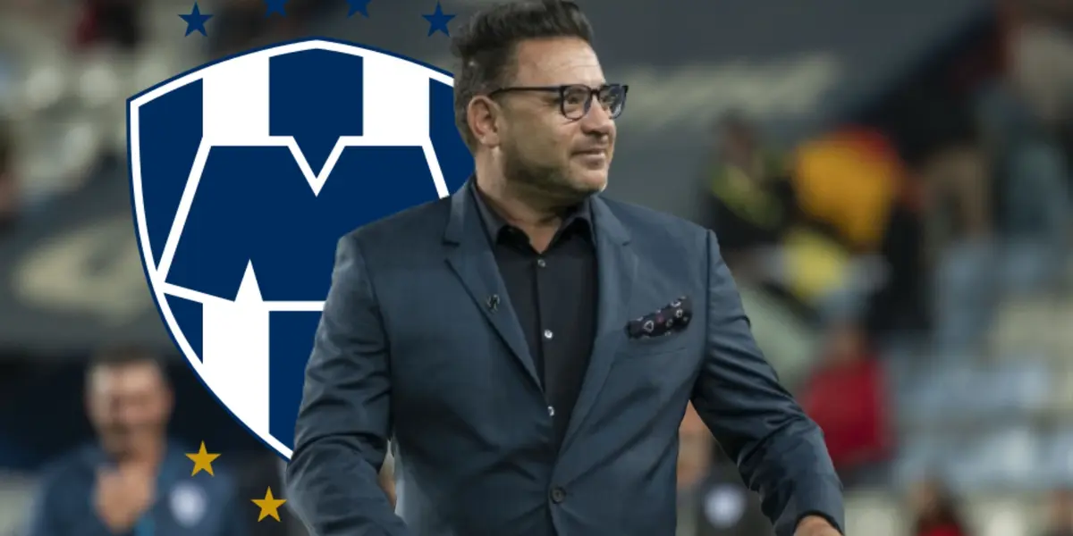 Antonio Mohamed junto al escudo de Rayados / FOTO AS