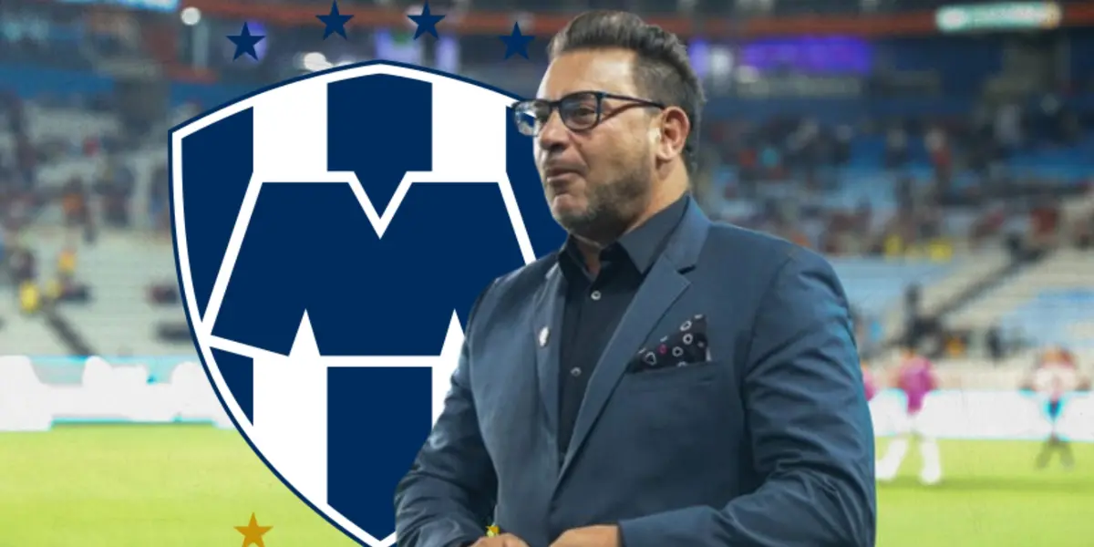 Antonio Mohamed junto al escudo de Rayados / FOTO FÚTBOL TOTAL