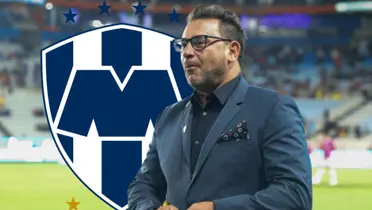 Antonio Mohamed junto al escudo de Rayados / FOTO FÚTBOL TOTAL